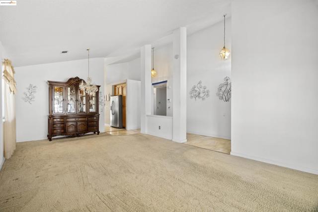 1031 Valley Oak Way, Fairfield CA: https://media.crmls.org/mediaz/317c9cff-8823-4982-99e0-663f9515a783.jpg