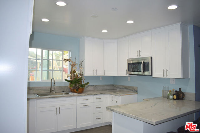 605 W 47th Street, Los Angeles CA: https://media.crmls.org/mediaz/317d0af2-4f2d-4e5c-b4b6-c4646bc8ec08.jpg