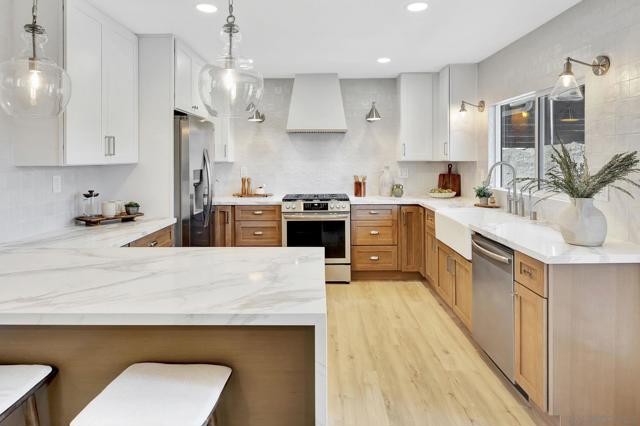 11384 Almazon St, San Diego CA: https://media.crmls.org/mediaz/317e0ad7-7a24-4520-9b3b-afabf64e21e4.jpg