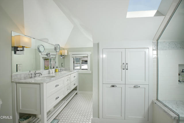 662 S El Molino Avenue, Pasadena CA: https://media.crmls.org/mediaz/317ed752-c7b7-4a59-ba46-cf9db30f64f3.jpg