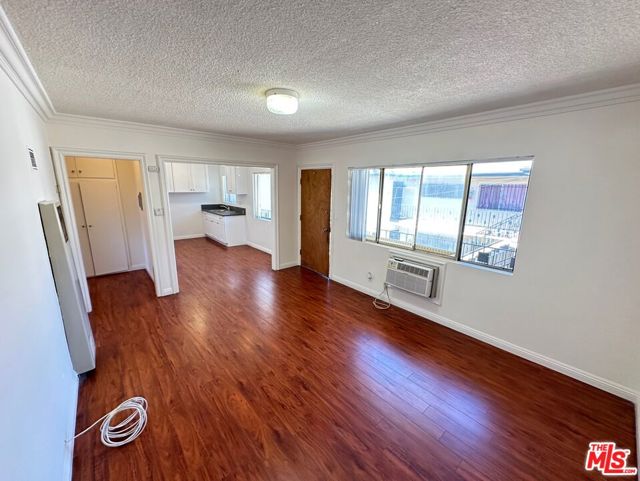 1038 S Harvard Boulevard, Los Angeles CA: https://media.crmls.org/mediaz/317f722a-d051-41fd-a3e7-4b9454291f7a.jpg