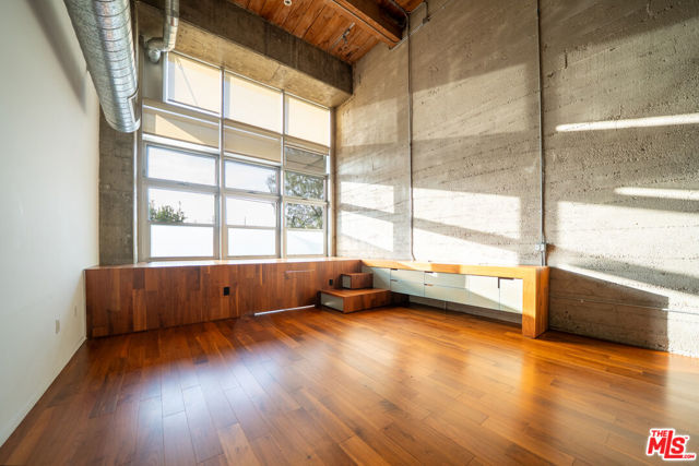 530 S Hewitt Street, Los Angeles CA: https://media.crmls.org/mediaz/317f98d8-ecf4-40e1-a660-cde8faf6cb5a.jpg