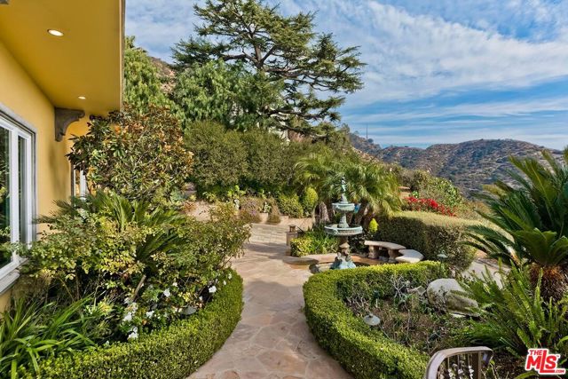 3595 Wonder View Drive, Los Angeles CA: https://media.crmls.org/mediaz/317fb39f-f63b-421b-a2c6-fcbbed6fad28.jpg
