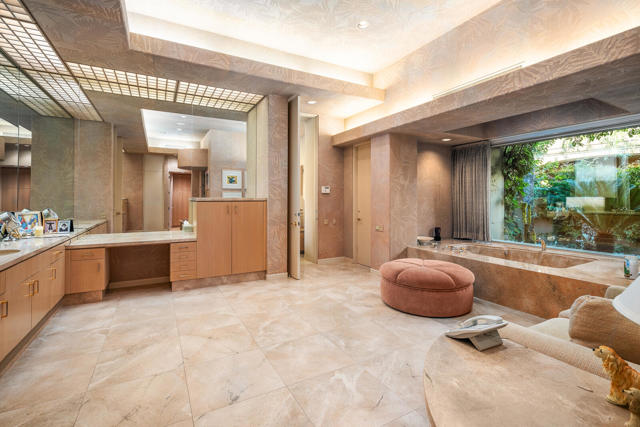 203 Kiva Drive, Palm Desert CA: https://media.crmls.org/mediaz/317fd9ac-b086-4445-9f81-45f591243f36.jpg