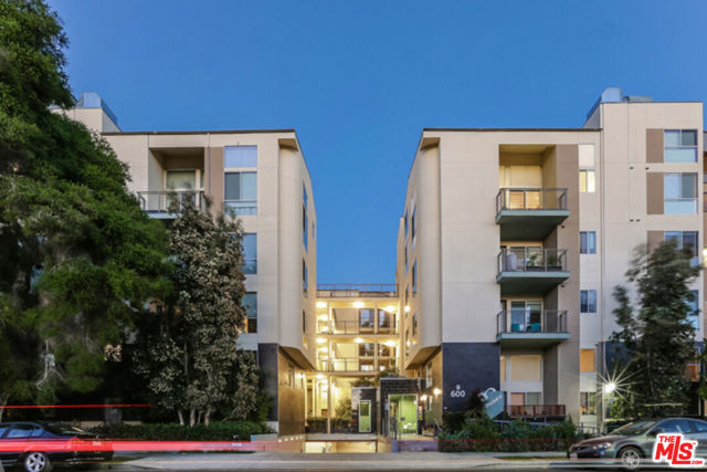 600 S Ridgeley Drive, Los Angeles CA: https://media.crmls.org/mediaz/31817673-a824-484d-b0a3-345ad2e97394.jpg