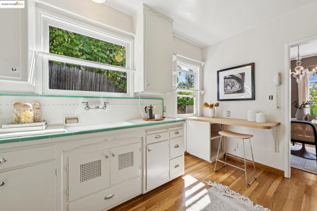 4221 Whittle Ave, Oakland CA: https://media.crmls.org/mediaz/3181c6b2-9db6-4d76-a620-837b97208fa3.jpg