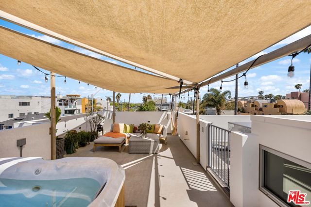 125 Pacific Street, Santa Monica, California 90405, 3 Bedrooms Bedrooms, ,3 BathroomsBathrooms,Townhouse,For Sale,Pacific,24429249