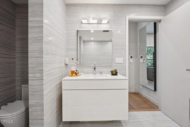 Detail Gallery Image 23 of 41 For 329 Westbourne Dr, West Hollywood,  CA 90048 - 2 Beds | 3 Baths