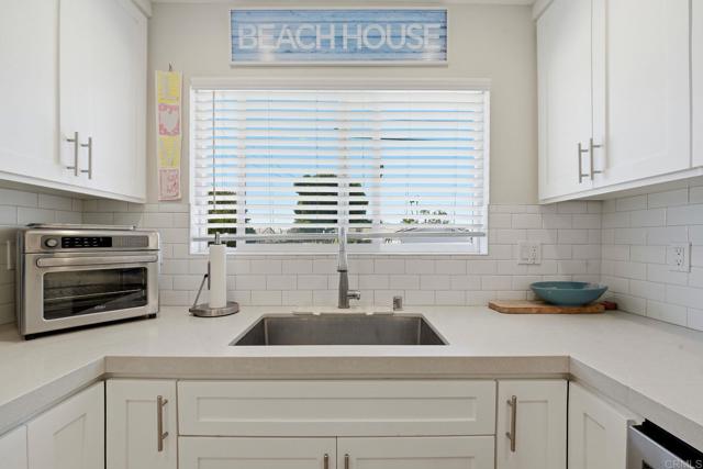 Detail Gallery Image 12 of 45 For 1839 Freda Ln, Cardiff By The Sea,  CA 92007 - 5 Beds | 4 Baths