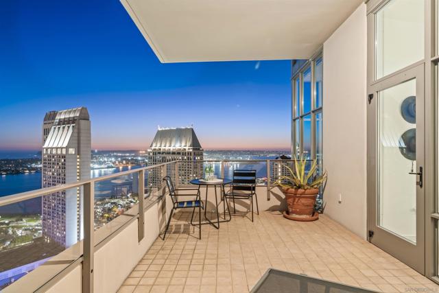 550 Front St, San Diego CA: https://media.crmls.org/mediaz/3184b047-8a5a-4a87-a629-10cedcdd798a.jpg