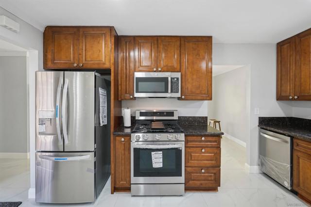 7684 Meadowbrook Ct, San Diego CA: https://media.crmls.org/mediaz/3185b1cd-ecc9-4b03-b96b-dfd8222f2b32.jpg