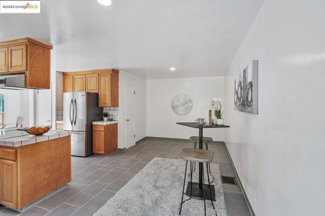 6659 Exeter Dr, Oakland CA: https://media.crmls.org/mediaz/318631cf-c7d7-42c5-938b-60d5a02ea487.jpg