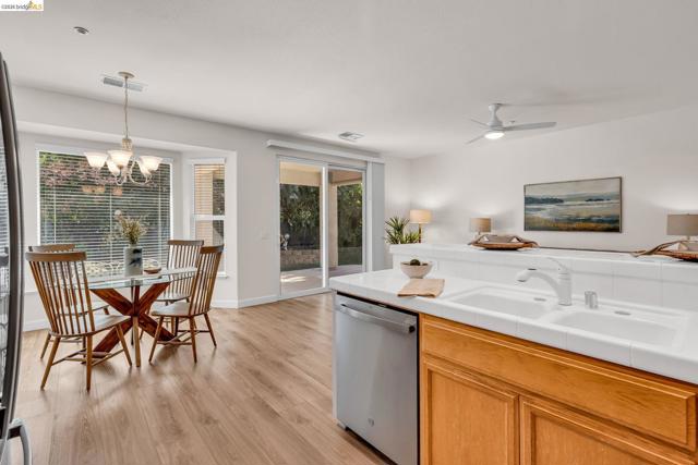 1124 Jonagold Way, Brentwood (CC) CA: https://media.crmls.org/mediaz/31868a71-1516-446c-adec-0bd2960d4490.jpg