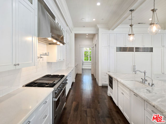 3815 Valley Meadow Road, Encino CA: https://media.crmls.org/mediaz/3186d804-834b-48b8-9f41-ead136befaf5.jpg