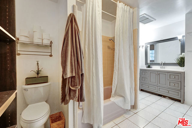 6230 Peach Avenue, Van Nuys CA: https://media.crmls.org/mediaz/3187ec1c-8940-41b5-81fc-15637f4fb31b.jpg