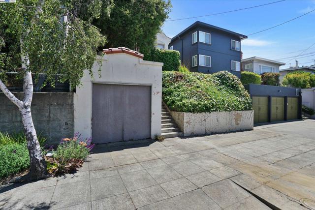 5378 Broadway, Oakland CA: https://media.crmls.org/mediaz/3187f52e-e766-47da-868f-9dcc8607393d.jpg