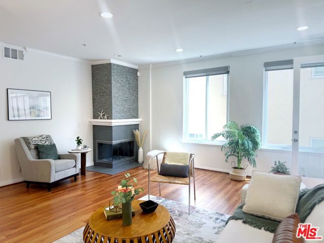 14271 Dickens Street, Sherman Oaks CA: https://media.crmls.org/mediaz/31883269-68b9-406d-86ad-f3949cfdb3ba.jpg