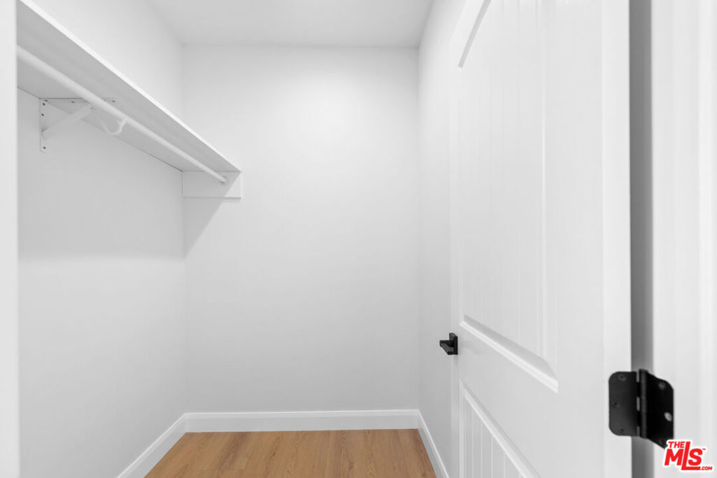 https://media.crmls.org/mediaz/31892dfe-ca4e-4012-94a2-e91a5ca0d952.jpg?preset=X-Large