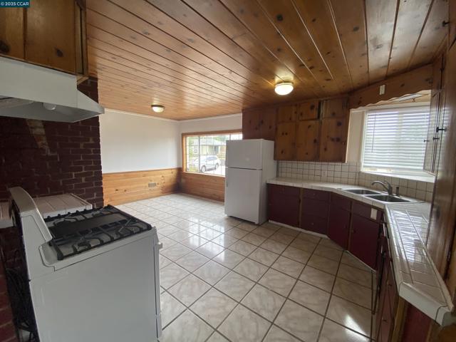 2221 80Th Ave, Oakland CA: https://media.crmls.org/mediaz/31894731-bebd-45c1-b578-ba20db5ee4ee.jpg