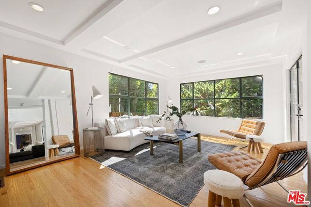 2477 Canyon Oak Drive, Los Angeles CA: https://media.crmls.org/mediaz/31894f01-788a-4a1e-adc7-0ee384e46cbc.jpg