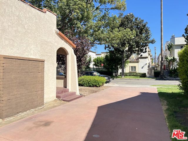 1320 Barrington Way, Glendale CA: https://media.crmls.org/mediaz/318a62da-f2f1-48e5-b56b-fe857edaca9b.jpg