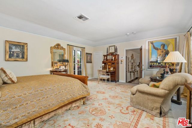 434 S Muirfield Road, Los Angeles CA: https://media.crmls.org/mediaz/318b3200-ea4e-42a8-88bb-0027a8175d7c.jpg