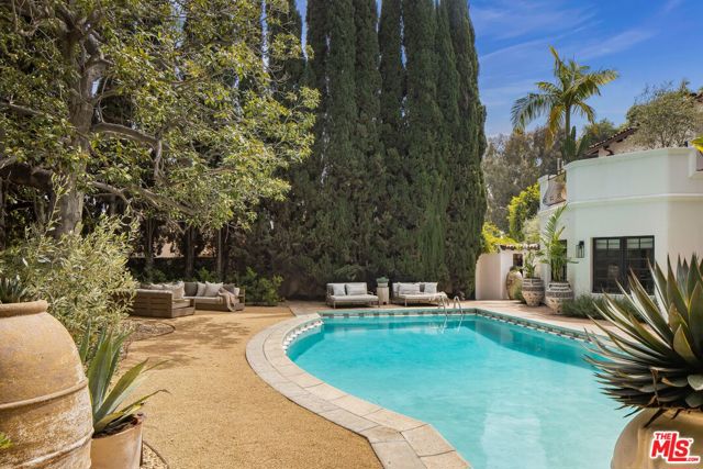 1800 Angelo Drive, Beverly Hills CA: https://media.crmls.org/mediaz/318b5bf5-02ec-45de-936c-cdd876186998.jpg