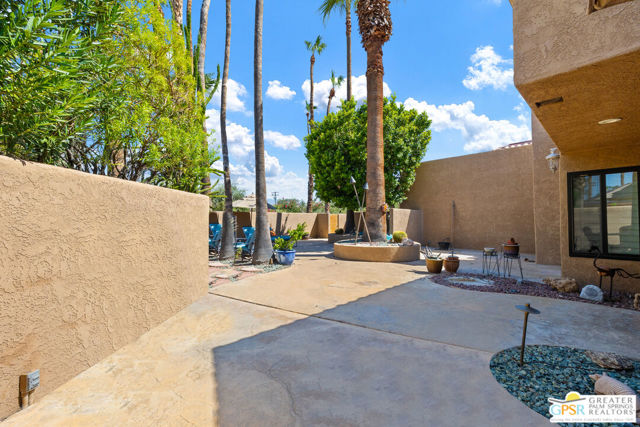 2910 Cervantes Court, Palm Springs CA: https://media.crmls.org/mediaz/318bb6db-601c-40c5-bb25-c4796d72c4b9.jpg