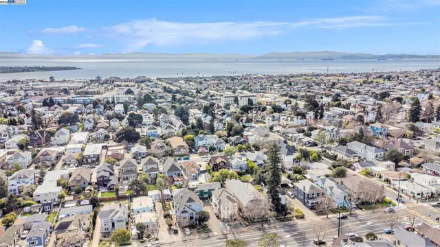 2120 Encinal Ave, Alameda CA: https://media.crmls.org/mediaz/318c3fb2-0619-445e-86ce-1f610232d2b4.jpg