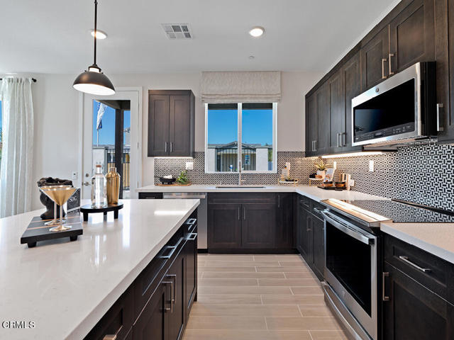 Detail Gallery Image 4 of 25 For 3822 Silvergrass Ln, Piru,  CA 93040 - 3 Beds | 2/1 Baths