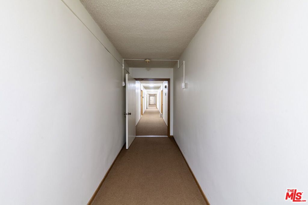 https://media.crmls.org/mediaz/318dca03-273c-40c4-9d86-1cc774d73b0a.jpg?preset=X-Large