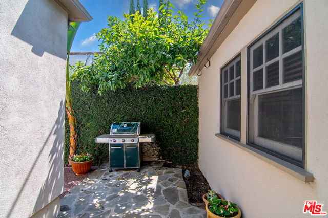 8828 Rosewood Avenue, West Hollywood CA: https://media.crmls.org/mediaz/318dd512-59ff-4e75-b986-47141a51b220.jpg