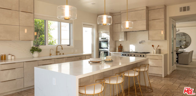 1113 Amherst Avenue, Los Angeles CA: https://media.crmls.org/mediaz/318dee82-a9d2-4f21-9392-c7cc6512ec70.jpg