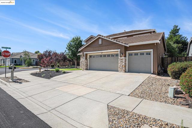 1139 Jordan Ct, Brentwood CA: https://media.crmls.org/mediaz/318e0c9d-bb07-4a34-befe-de99cd6781f8.jpg