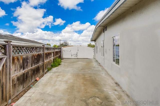 6327 Newsome Dr, San Diego CA: https://media.crmls.org/mediaz/318e24ec-b116-43c7-b313-4ae5054627e1.jpg