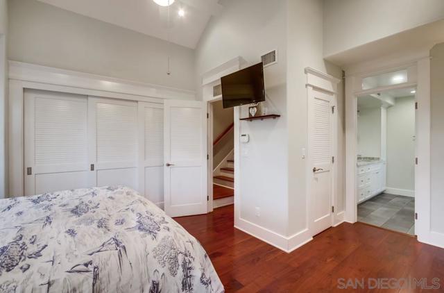 240 B Avenue, Coronado CA: https://media.crmls.org/mediaz/318e906c-335f-46d4-a70f-cd026ba0fe50.jpg