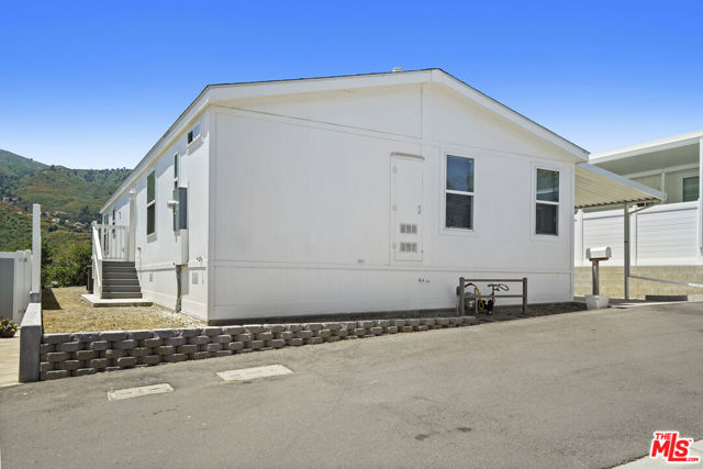 30473 Mulholland Hwy, Agoura Hills CA: https://media.crmls.org/mediaz/318f4d00-38be-4ef0-9798-9f09884afe9f.jpg