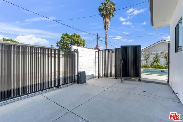 5456 Hazeltine Avenue, Sherman Oaks CA: https://media.crmls.org/mediaz/318fe50d-6b36-4291-9473-68a71868c1ad.jpg