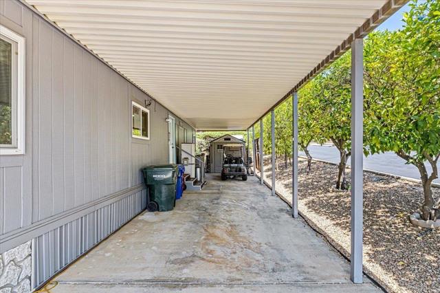 18218 Paradise Mountain Rd, Valley Center CA: https://media.crmls.org/mediaz/318ff2c9-d24a-4a29-86ba-9d271680f01b.jpg