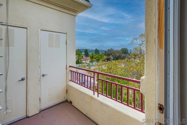 12376 Carmel Country Rd, San Diego CA: https://media.crmls.org/mediaz/31900389-0498-489e-ae7c-938e12953db9.jpg