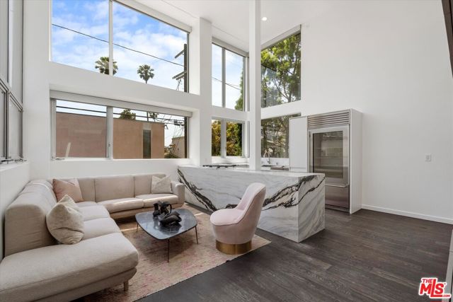 483 Carroll Canal Court, Venice CA: https://media.crmls.org/mediaz/31900547-687a-4704-9b3a-6bfc1cf0a928.jpg