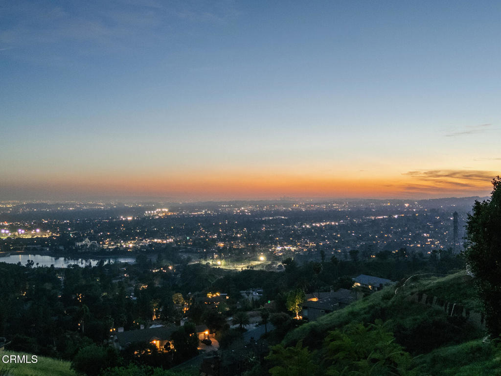 https://media.crmls.org/mediaz/31902fca-36e2-4881-b407-b8a71e6261a7.jpg?preset=X-Large