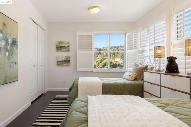 5668 Buena Vista Ave, Oakland CA: https://media.crmls.org/mediaz/31903f1b-063a-4113-afd1-b2d81a2fe8ca.jpg