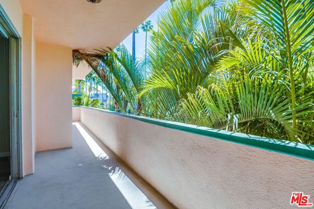 https://media.crmls.org/mediaz/31915147-0416-4e48-b195-1afb855b5f69.jpg?preset=X-Large