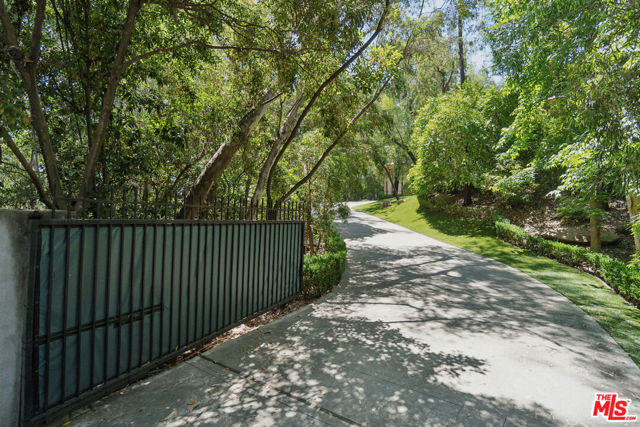 7728 Woodrow Wilson Drive, Los Angeles CA: https://media.crmls.org/mediaz/319176f2-a6d8-4b33-9fcc-9e10af0db2a4.jpg