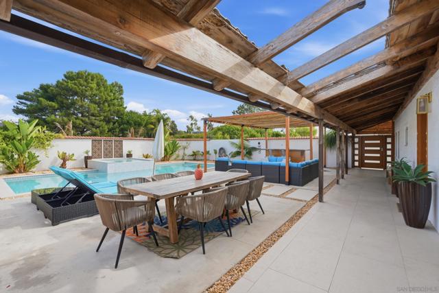 1047 Highland Dr, Del Mar CA: https://media.crmls.org/mediaz/3191cdd8-e241-4feb-a87a-f28f32a819cf.jpg