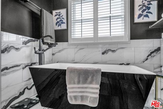 420 S Broadway, Redondo Beach CA: https://media.crmls.org/mediaz/31941c95-45ad-46f9-9b41-a7dbbc8a686d.jpg