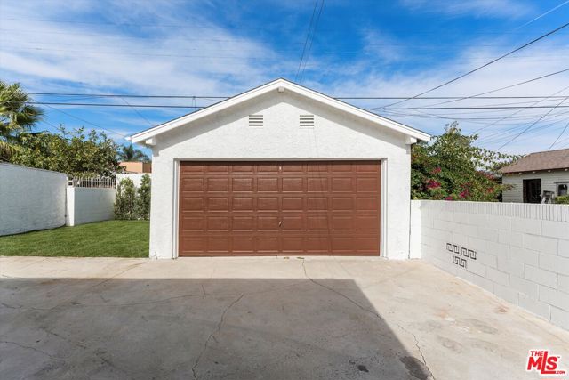 3815 W 60th Street, Los Angeles CA: https://media.crmls.org/mediaz/319421a3-3107-4909-b9dc-b429a5ba33a9.jpg