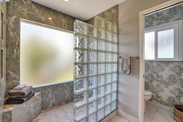 37 Clipper Drive, Alameda CA: https://media.crmls.org/mediaz/319555a3-45f1-46c9-bc8c-a31b68592cce.jpg