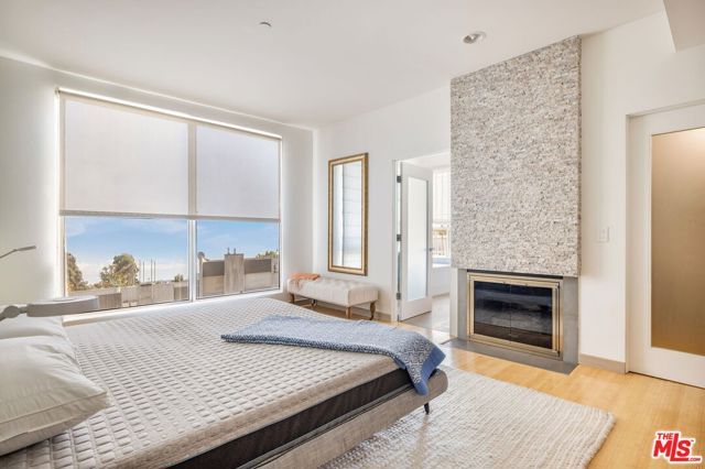 1933 Selby Avenue, Los Angeles CA: https://media.crmls.org/mediaz/3196fad2-5af1-4633-9d85-e239939c485c.jpg